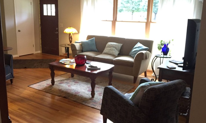 Edina Casa | Retiro para parejas, aventurero solitario o viajero de negocios.