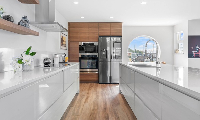 Lower Lonsdale Alquiler De Eote | Retreat to "The Sea Haven" for comfort & style! Stay in an elegant floating home