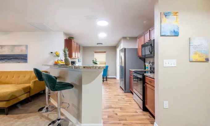 Tavares Casa | Retreat with bike access/full kitchen/Fence yard/board games/mins from Orlando