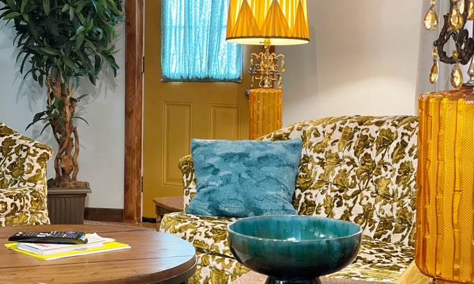 Saint Walburg Apartamento | Retro 1946 Villa Retreat in St. Walburg, the gateway to nature’s lakes & forest.