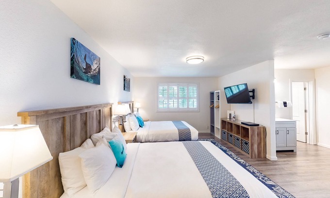 Bandon Casa | Retro-chic beach room with fast WiFI - walk to downtown shops & eateries