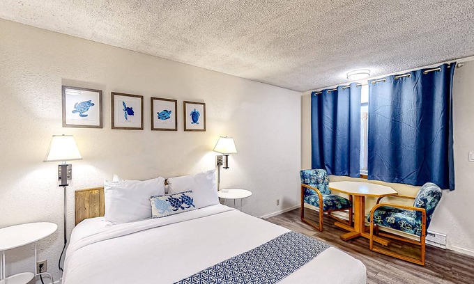 Bandon Casa | Retro-chic beach room with fast WiFI - walk to Old Town shops & eateries