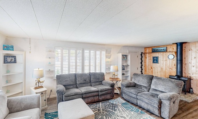 Bandon Casa | Retro-chic retreat near the beach with a fenced yard & deck, & washer/dryer
