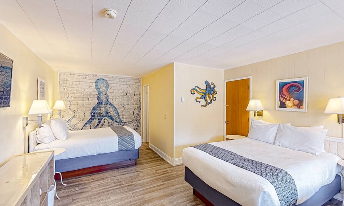 Bandon Casa | Retro getaway near beach with fast WiFI - walk to downtown shops & eateries