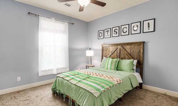 Gulf Breeze Casa | Retro Haven: Beach Fun & Family Home