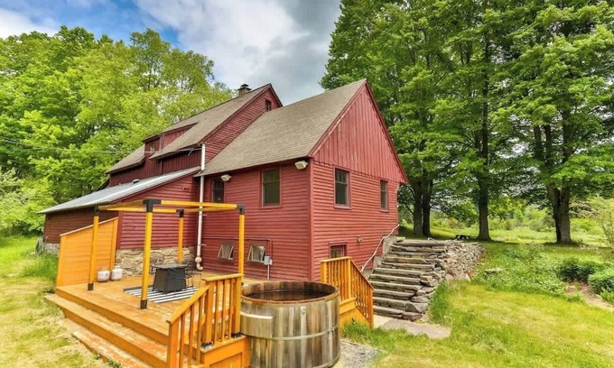 Gilboa Casa | Retro Hideaway w/ Cedar Hot Tub & Games