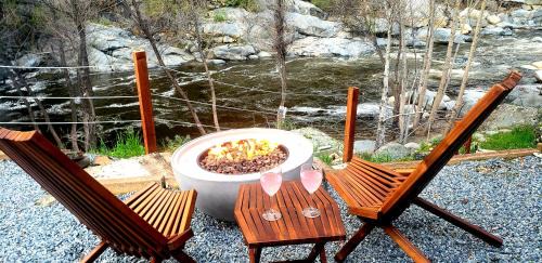Three Rivers Casa | Retro House on the River !