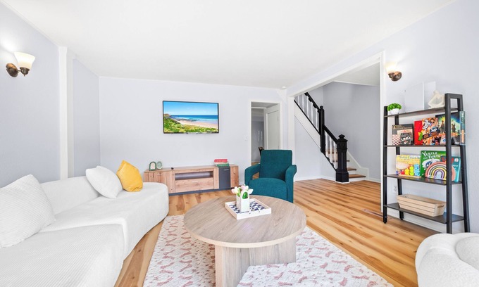 Holland Casa | Retro Quirky 4BR Gem near Mpls Downtown, UMN, US Bank & Huntington Stadiums