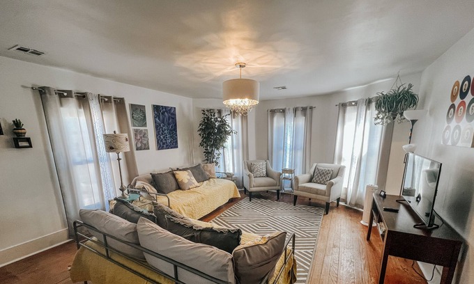 Tahlequah Apartamento | Retro Retreat: Our Fun & Funky DOWNTOWN Tahlequah Apartment
