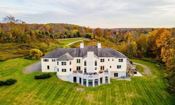 Hyde Park Villa | Rhinebrook Estate - 8 Bed/8Bath (Sleeps 20)