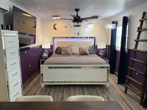 Hurricane Casa | Rhinestone Cowboy