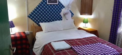 Maasai Mara Cama Y Desayuno | Rhino hillside