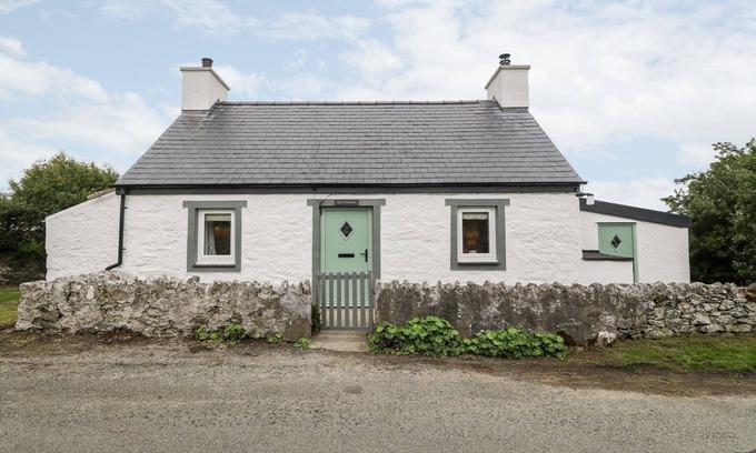 Ty Croes Cabaña | RHYTTY BACH, pet friendly, character holiday cottage in Rhosneigr