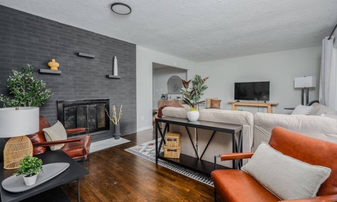 Gahanna Casa | Ridge Roost: Mid-Century Charm, Modern Comforts near Downtown Gahanna