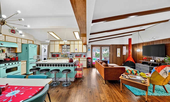 Midland Casa | Right At Home-Midland Groovy Times w/Pool