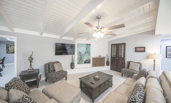 Midland Casa | Right At Home-Old Midland Living with massive yard
