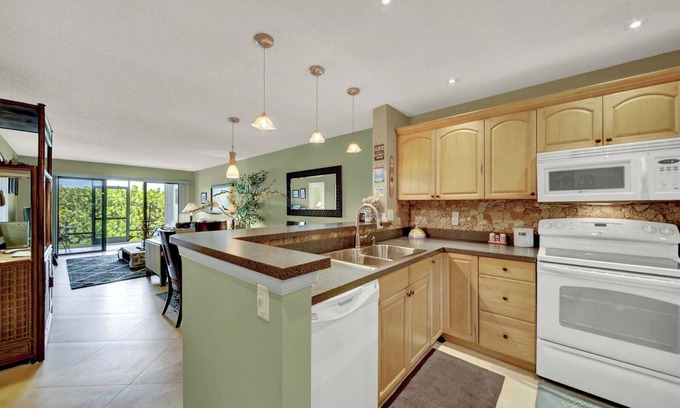 Hutchinson Island South Condominio | Right Direction Rentals Cozy 2-bedroom condo in Jensen Beach