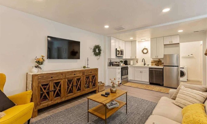 People's Freeway Casa | Right off i15 & i80, FrontRunner Station Close!