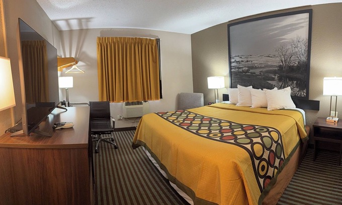 Lexington Hotel | Right off the Interstate, American style Restaurant/Bar Next door & Great Rates!