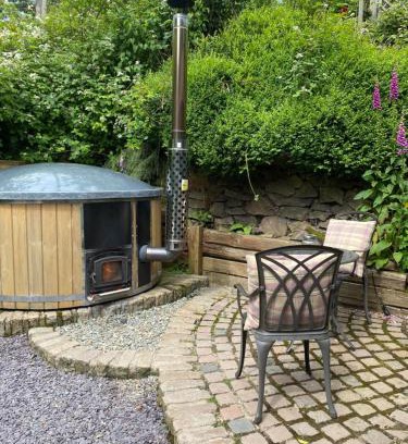 Pontesbury Casa | Rita's Luxury Retreat with Swedish Hot tub and Wood Fuelled Pizza Oven