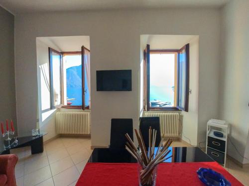 Azzano Apartamento | Rita's Window: lake front apartment with lake view