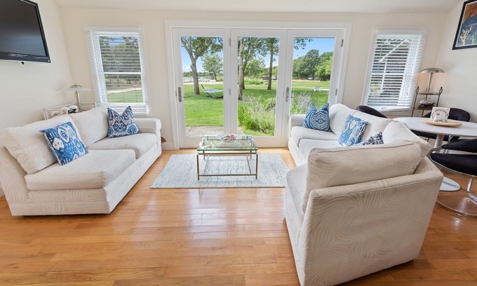 Springs Cabaña | Ritz - East Hampton Cottage On The Water