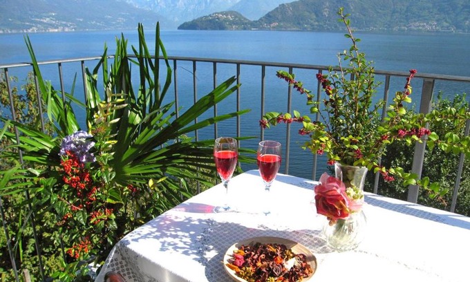 Calozzo Apartamento | Riva di Pianello Balkon-Ferienwohnung am See (EG)