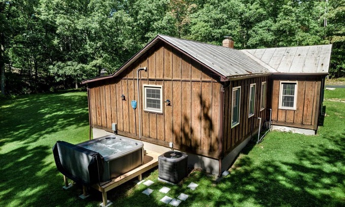 Arthur Cabina | River Access Cabin with Hot Tub, Fire Pit and Plenty of Modern Touches - Minutes from Lost River at this Mathias, WV Getaway