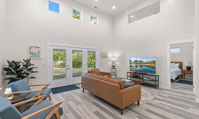 Shady Cove Cabaña | River Bend Cottage 1-bedroom Barndominium with Wildlife Abounding