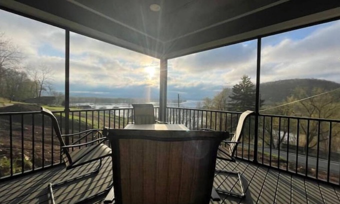 Lansing Casa | River Bluff Vista overlooking Mississippi River