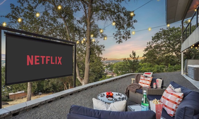 Chenoweth Casa | River Club: watch a movie outdoors under the stars, private hot tub, fire pit