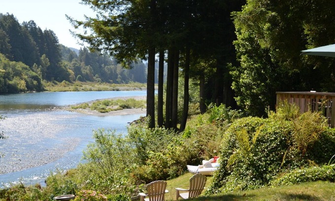 Crescent City Casa | River Front Getaway Impresionante Vistas Fish / Nadar por la puerta trasera