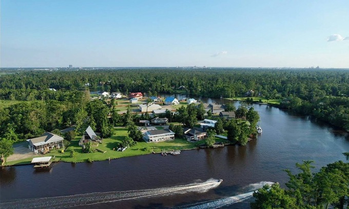 Moss Bluff Casa | RIVER FRONT HOUSE in Lake Charles A rare gem located on scenic Calcasieu River.