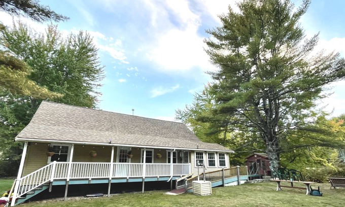 Center Ossipee Casa | River front house with HOT TUB!
