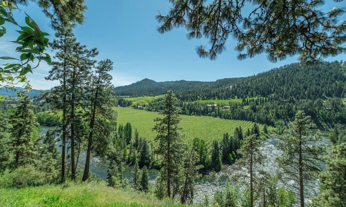 Leavenworth Casa | River Heights Home-View, WIFI, Hot Tub, Dogs, BBQ