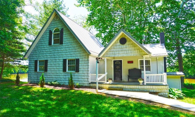 Keene Casa | River House - Waterfront 3 bedroom, 2 bath