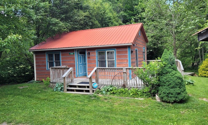 Warrensville Cabina | River Otter Cottage On The New River Perfect for couples or family adventure