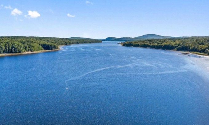 Winterport Cabaña | River Retreat -Stylish, Stunning Water View, Dogs, Fire Pit, Private, Yard Games