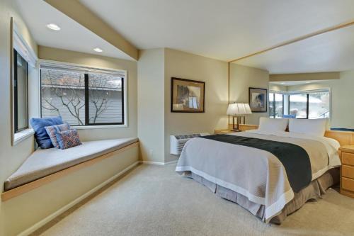 Century West Casa | River Ridge 331B - Meredith Lodging
