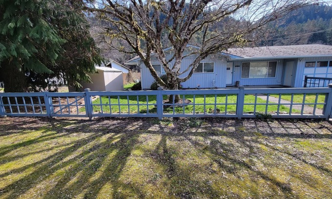 Westfir Casa | River Rock Retreat