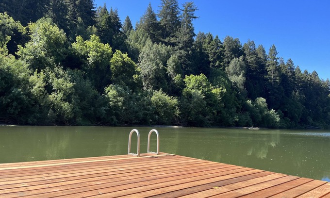 Guerneville Casa | ~Riverfront 3 Bed 2 Bath w/Gas Fireplace Hot Tub Dock & Boats. 3/4 mile to town~