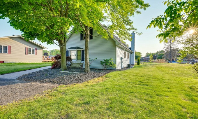 Au Gres Cabaña | Riverfront Au Gres Cottage w/ Fire Pit & Grill!