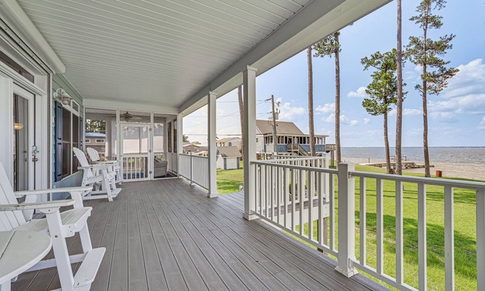 Aurora Casa | Riverfront Aurora Home w/ Deck & Private Pier!