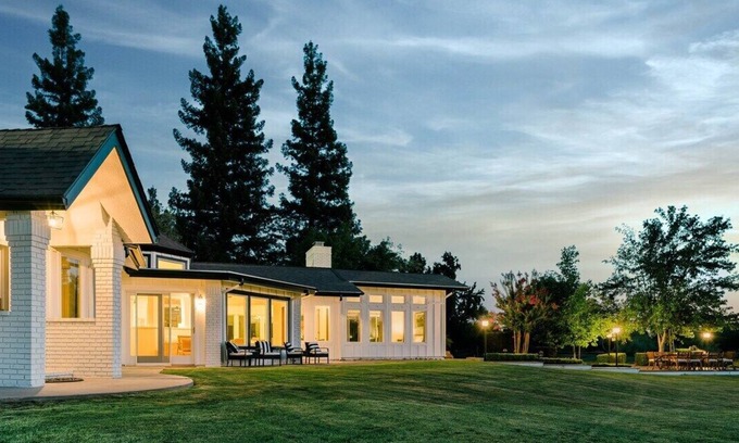 Kingsburg Casa | Riverfront Beauty with Pickle Ball Court