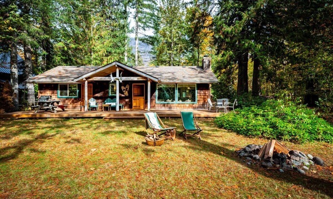 Baring Cabina | Riverfront cabin, 25 minutes to Stevens Pass