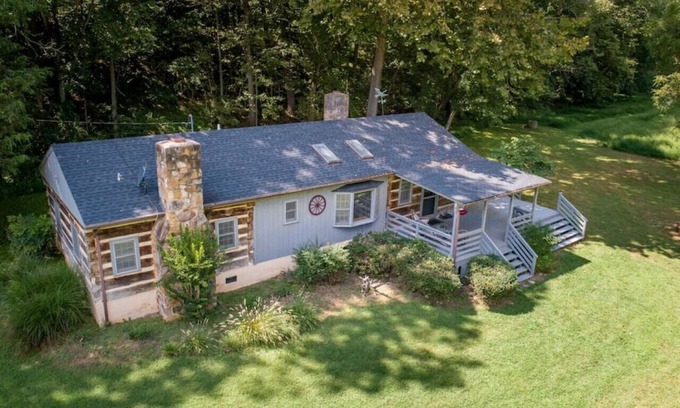 Luray Cabina | Riverfront Cabin! Farm, Fireplaces, Trail & Kayaks