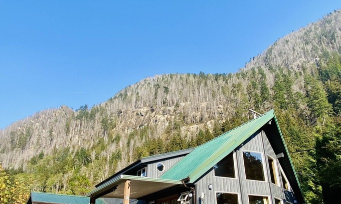 Zeballos Casa | Riverfront Cabin in Zeballos - Fish & explore the West Coast