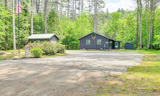 Schroon Lake Cabina | Riverfront Cabin w/ Hot Tub in Schroon Lake!