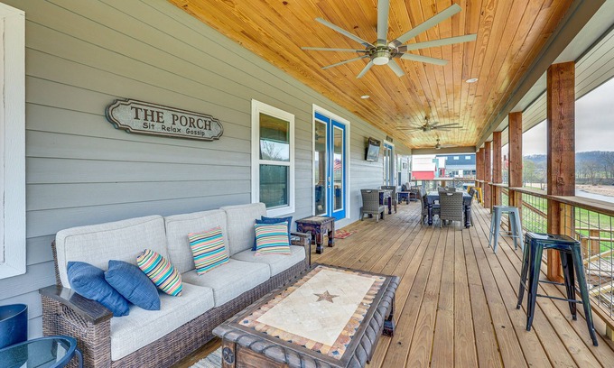 Glenwood Cabina | Riverfront 'Caddo Shack' Home w/ Views & Fire Pit