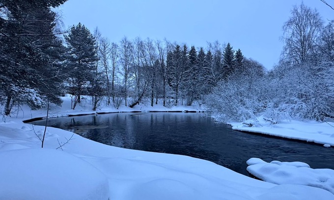 Aanekoski Chalet De Esquí | Riverfront cottage, sauna, hot tub, rowing boat, fishing, pets welcome.